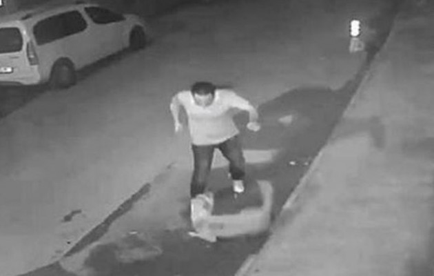ΣΟΚ: Κλωτσάει μέχρι θανάτου αδέσποτο σκύλο (βίντεο)