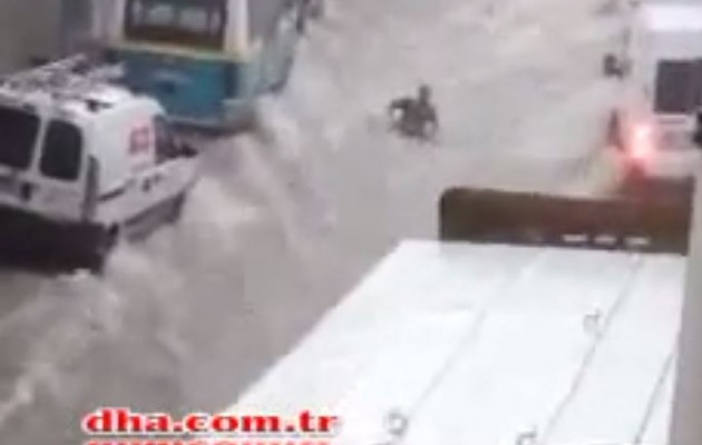 Πλημμύρισε η Σμύρνη – Τα νερά παρασέρνουν ανθρώπους και αυτοκίνητα (βίντεο)