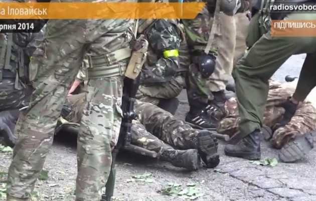 Ναζί Ουκρανοί του Δεξιού Τομέα επιτίθενται στους Ρώσους και πετσοκόβονται! (βίντεο)