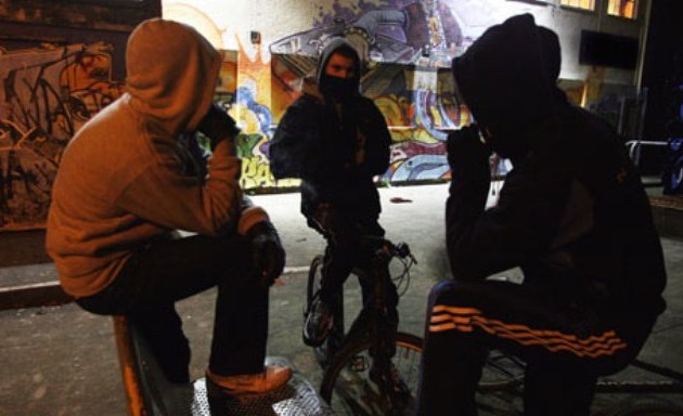 Συμμορία νεαρών ληστεύει ανήλικους στην Πάτρα