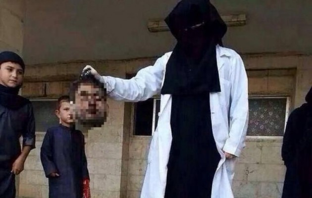 Ισλαμικό Κράτος: Γυναίκα ποζάρει κρατώντας στο χέρι ένα κεφάλι
