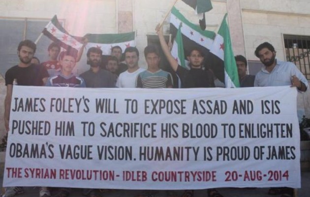 Σύροι υψώνουν πανό στη μνήμη του Τζέιμς Φόλεϊ