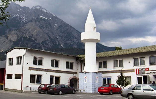 Ζωγράφισαν σβάστικες σε τουρκικό τζαμί στην Αυστρία