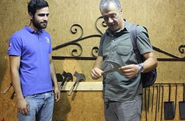 Ο Θεοδωράκης μυήθηκε στα μυστικά της… Γιορτής Ελιάς και Λαδιού