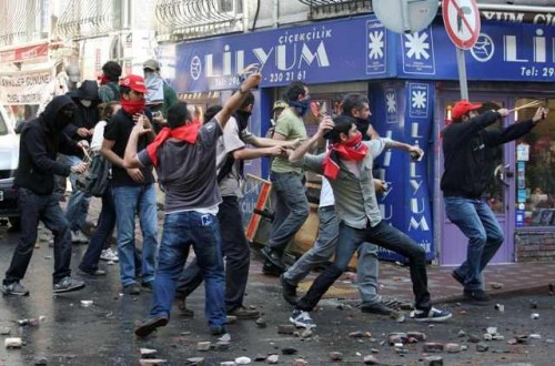 Κωνσταντινούπολη: Τούρκοι επιτίθενται με ξύλα και μαχαίρια σε καταστήματα Σύρων