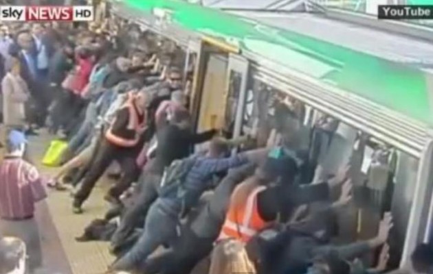 Απίθανο βίντεο: Σπρώχνουν όλοι μαζί το τρένο για να απεγκλωβίσουν συνεπιβάτη τους