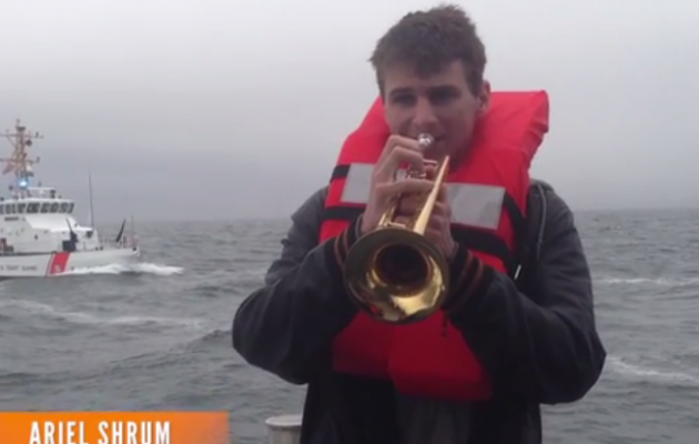 “Τιτανικός”: Με την τρομπέτα ηρεμεί επιβάτες πλοίου που έπεσε σε καταιγίδα (βίντεο)