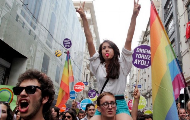 Ισπανίδα γερουσιαστής: Για το χρέος της χώρας φταίνε σοσιαλιστές και ομοφυλόφιλοι
