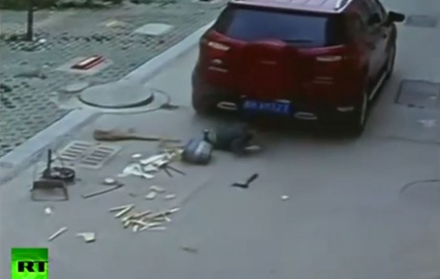 ΣΟΚ: Τζιπ περνά πάνω από μικρό παιδί  (βίντεο)