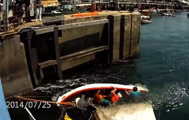 Ιστιοπλοϊκό βυθίζεται μετά από πρόσκρουση σε γέφυρα (βίντεο)