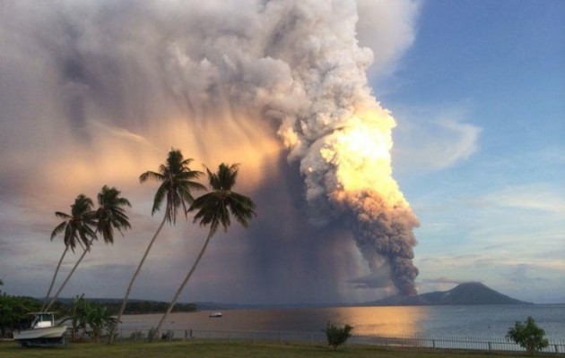 Δείτε σε εικόνες την εντυπωσιακή έκρηξη του ηφαιστείου Ταβουρβούρ