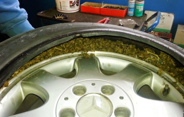 Έσκασε το λάστιχο της νταλίκας και γέμισε ο δρόμος… χασίς!