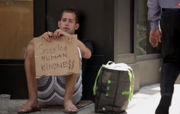 Ο άστεγος που κοιμάται κάθε βράδυ με άλλη γυναίκα (βίντεο)