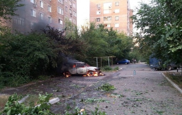 Οι Ουκρανοί ναζί βομβαρδίζουν πολυκατοικίες στο Ντονέτσκ