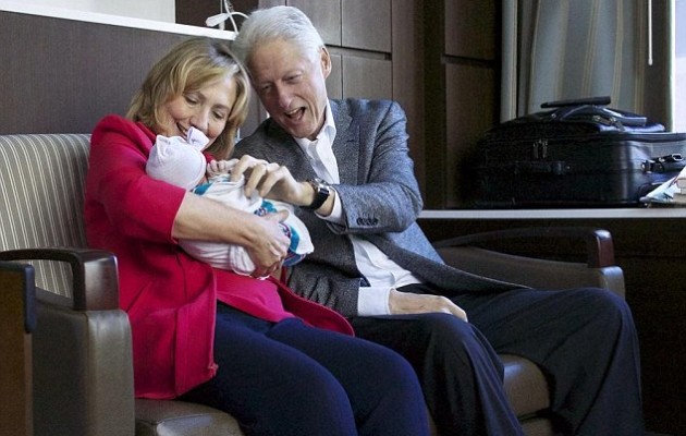 Οι πρώτες φωτογραφίες με το εγγόνι των Κλίντον