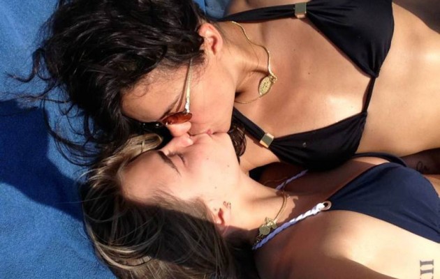 Ο χάκερ έβγαλε στη φορά τη Ριάνα τσίτσιδη να “παίζει” με φίλη της