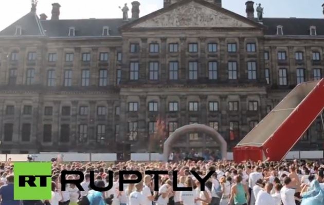 Ντοματοπόλεμος στην Ολλανδία κατά των κυρώσεων στην Ρωσία (βίντεο)