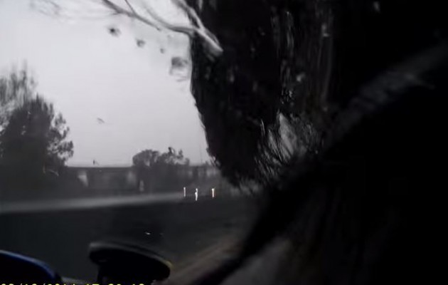 Απίστευτο βίντεο: Του έπεσε δέντρο εν κινήσει