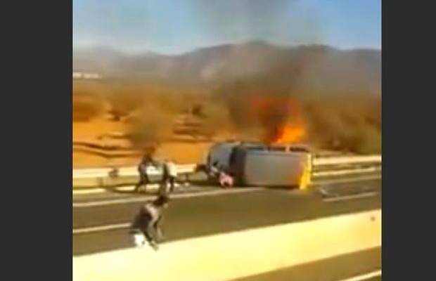 Απίστευτη διάσωση γυναίκας από φλεγόμενο αυτοκίνητο (βίντεο)