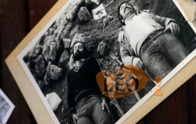 Κάτοικοι της Αμφίπολης φωτογραφίζονταν ανάμεσα στους τάφους