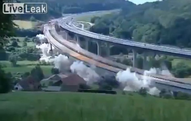 Εντυπωσιακή ανατίναξη γέφυρας (βίντεο)