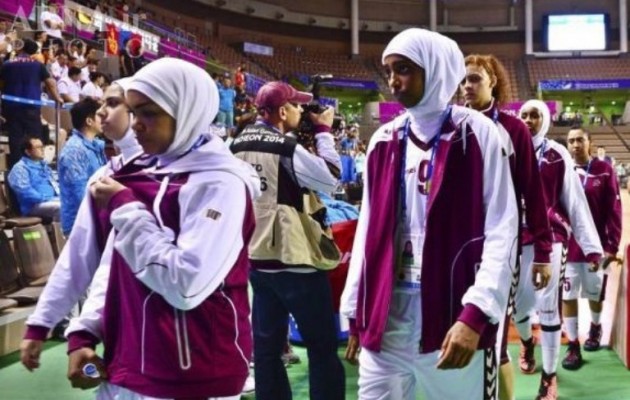 Οι παίκτριες του Κατάρ ήθελαν να παίξουν μπάσκετ με… μαντίλες!