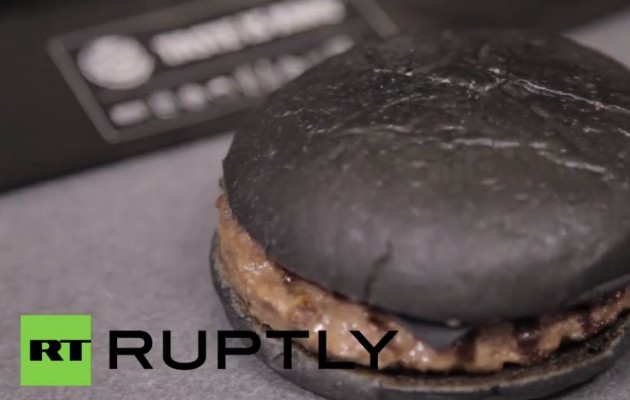 Εσείς θα τρώγατε μαύρο… χάμπουργκερ; (βίντεο)