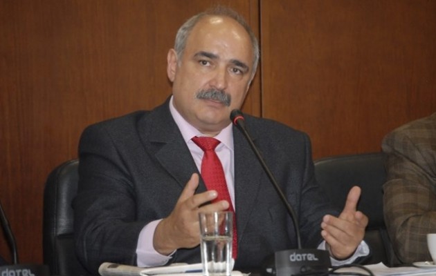 Μάρκος Μπόλαρης: Ο Φούχτελ παριστάνει τον κυβερνήτη αποικίας!