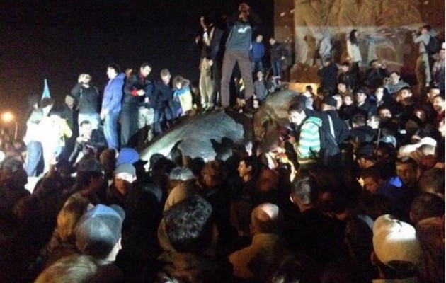 Νεοναζί γκρέμισαν το άγαλμα του Λένιν στο Χάρκοβο (φωτο + βίντεο)