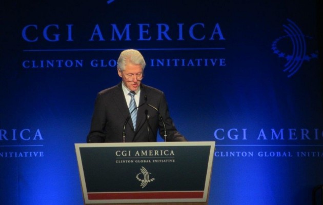 Μπιλ Κλίντον: Οι Έλληνες δουλεύουν περισσότερο από τους Γερμανούς