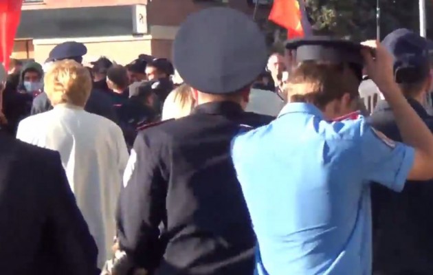 Οι νεοναζί του Δεξιού Τομέα τώρα χτυπάνε διαδηλωτές κατά της λιτότητας(βίντεο)