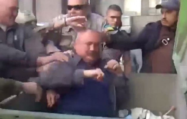 Δεξιός Τομέας: Πέταξαν τον αρχηγό των Κοζάκων στα σκουπίδια (βίντεο)
