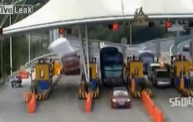 Φορτηγό έπεσε πάνω στα διόδια (βίντεο)