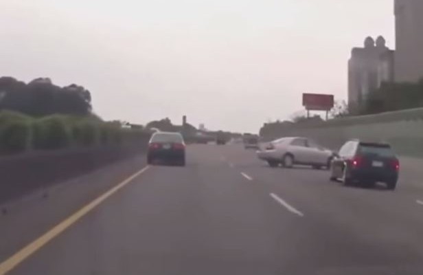 Πατινάζ με… αυτοκίνητο στους παγωμένους δρόμους (βίντεο)