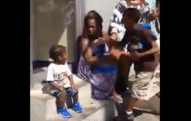 Βίντεο ΣΟΚ: Αγοράκι χαστουκίζει τη μητέρα του για να τη συνεφέρει από τα ναρκωτικά