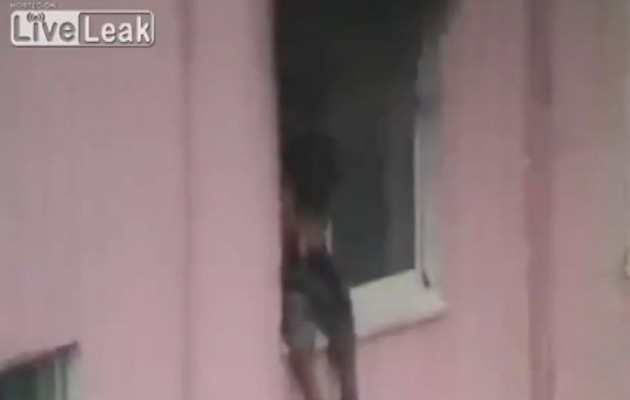Τραγικός θάνατος γυναίκας: Οι πυροσβέστες δεν τα κατάφεραν (βίντεο)