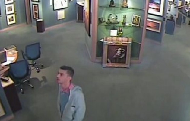 Απίστευτο βίντεο: Πήρε πίνακα από γκαλερί παραμάσχαλα και έφυγε… κύριος