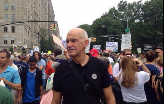 Ο Γιώργος Παπανδρέου βγήκε στο δρόμο και διαδηλώνει (εικόνες)