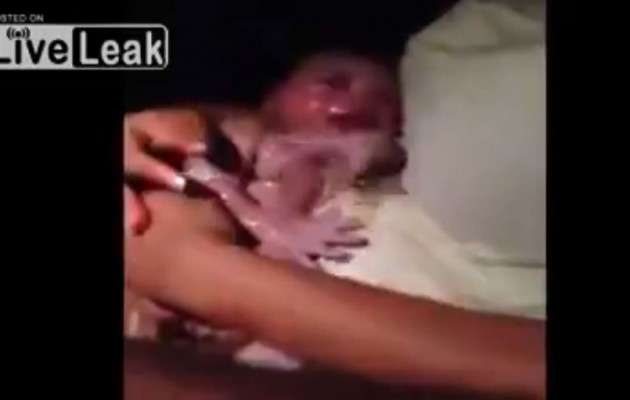 Γέννησε στο αυτοκίνητο κολλημένη στην κίνηση (βίντεο)