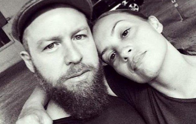 Ο Γιάννης Βαρδής με την αδελφή του φροντίζουν τους άστεγους