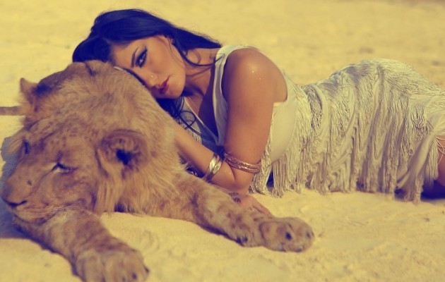 Helly Luv: Το Ισλαμικό Κράτος θέλει το κεφάλι αυτής της γυναίκας!