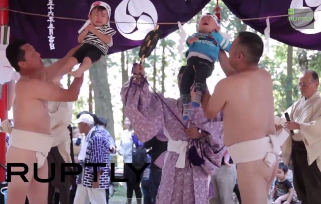 Πληρώνουν 37 δολάρια για να φοβηθούν τα μωρά τους (βίντεο)