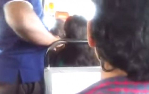Εφαψίας σε λεωφορείο στην Ινδία βρίσκει τη δασκάλα του (βίντεο)