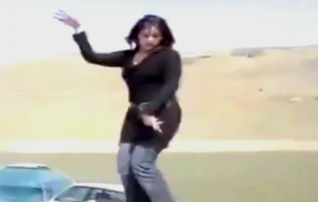 Το viral τσιφτετέλι της Ιρανής που χορεύει χωρίς μαντίλα (βίντεο)