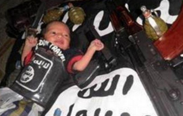 Βρέφος “τζιχαντιστής” ανάμεσα σε καλάσνικοφ και χειροβομβίδες