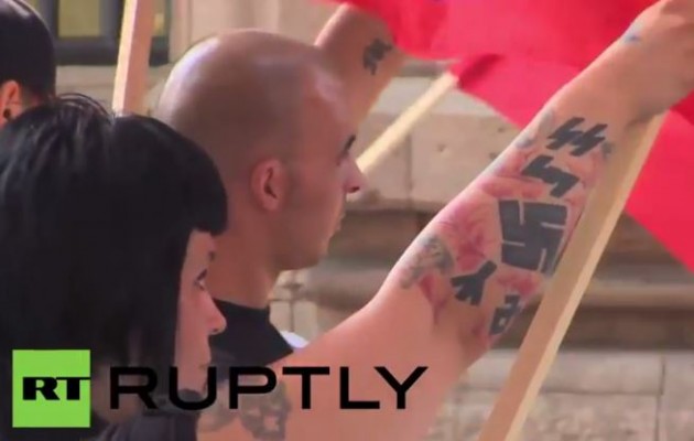 Ξεμύτισαν και οι Ισπανοί ναζί και διαδηλώνουν με σβάστικες (βίντεο)