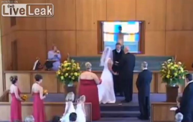 Εισβολέας διακόπτει τον… γάμο (βίντεο)