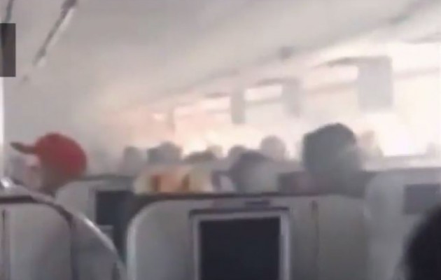 Πανικός στον αέρα: Η καμπίνα γέμισε καπνούς μετά από έκρηξη (βίντεο)