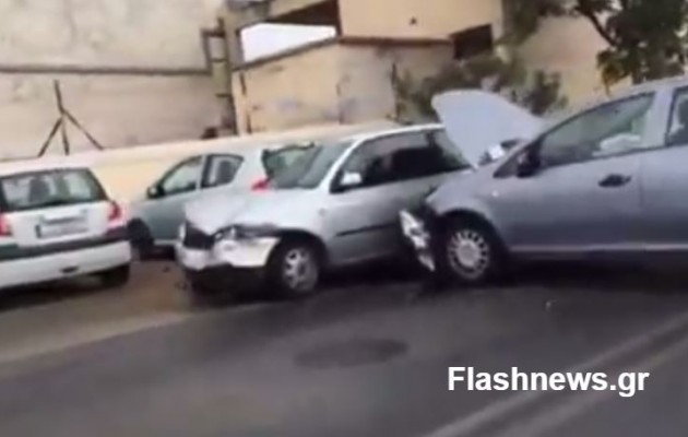 Καραμπόλα στο Ηράκλειο από το ψιλόβροχο (βίντεο)