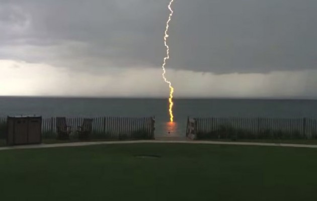 Εντυπωσιακό βίντεο: Τριπλός κεραυνός πέφτει στην θάλασσα